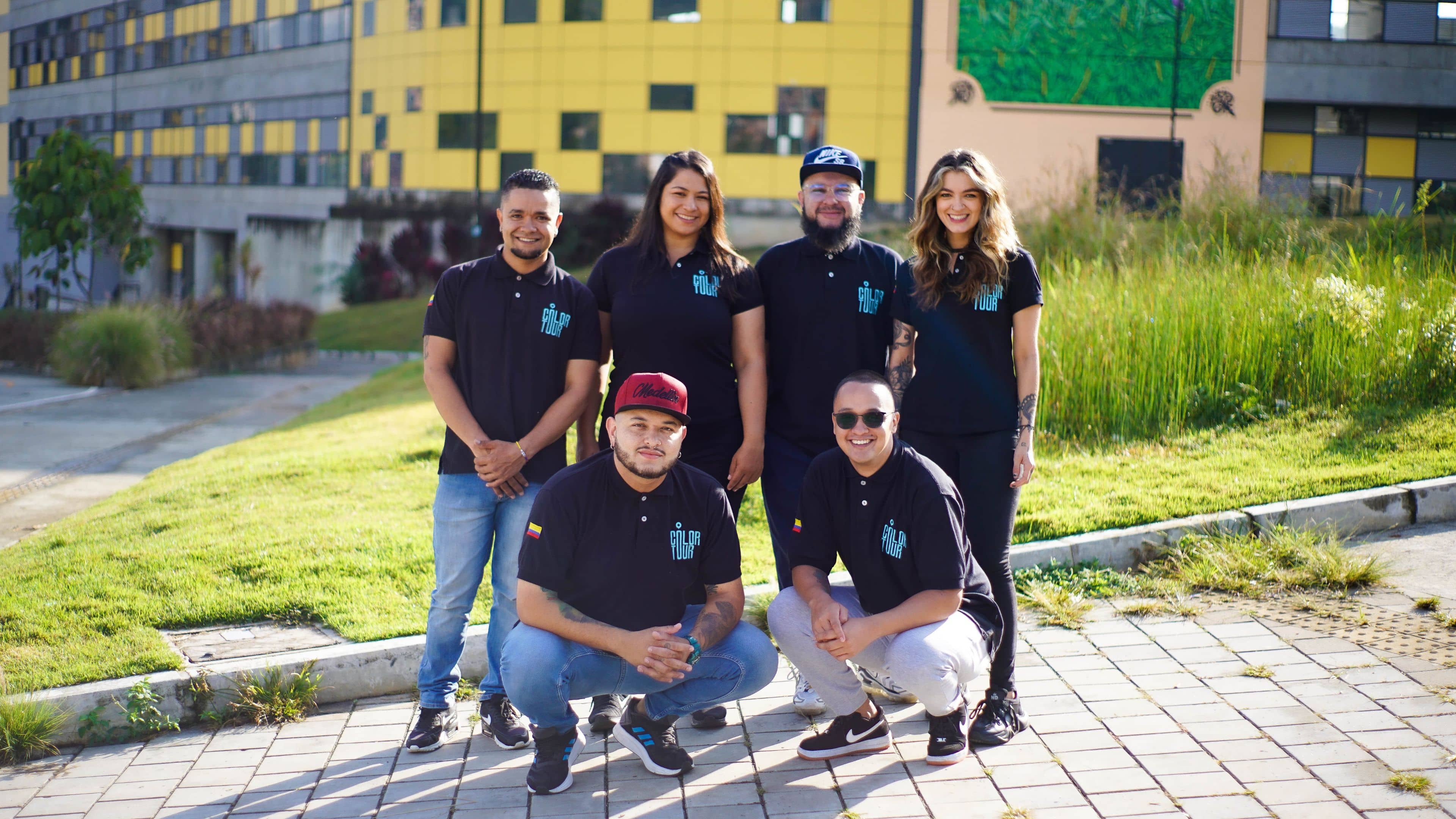 Seis de los miembros de Colortour Traveling con la universidad de fondo