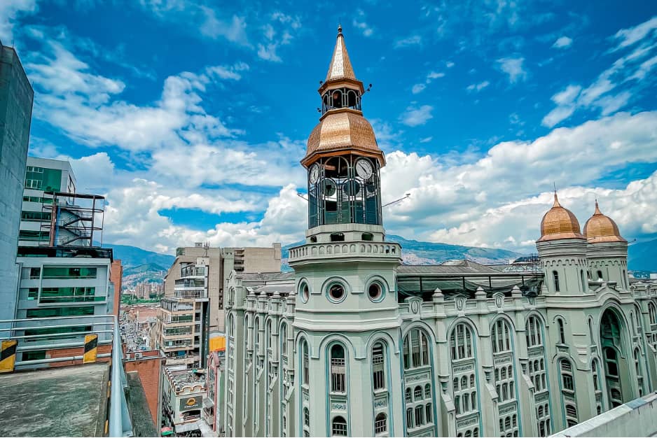 Vista desde arriba del Palacio Nacional y el centro de Medellín.