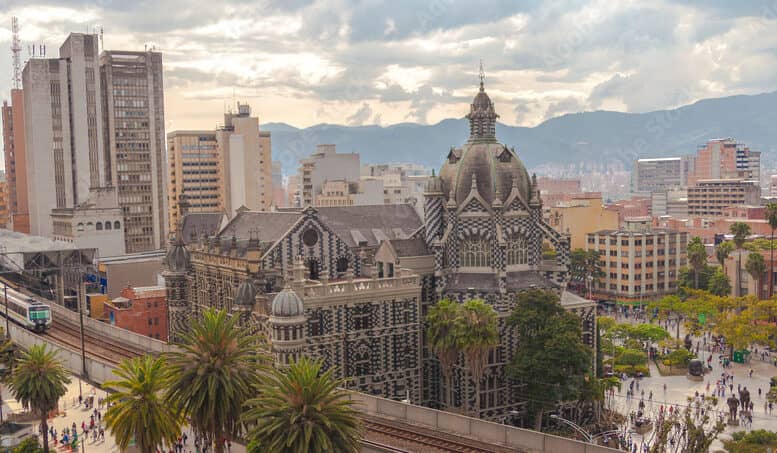Estación del Metro Parque Berrío desde el aire con el edificio Henry al fondo